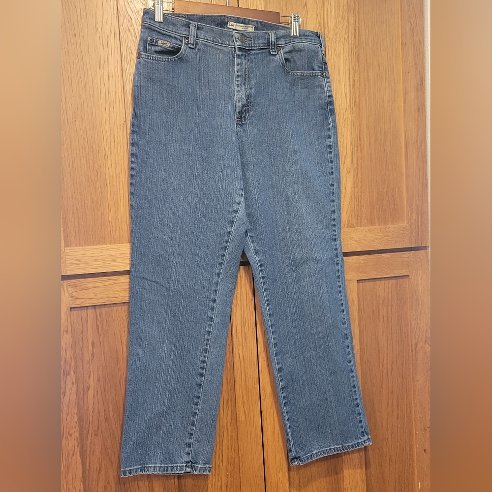 Lee relaxed straight leg women's size 10 short
